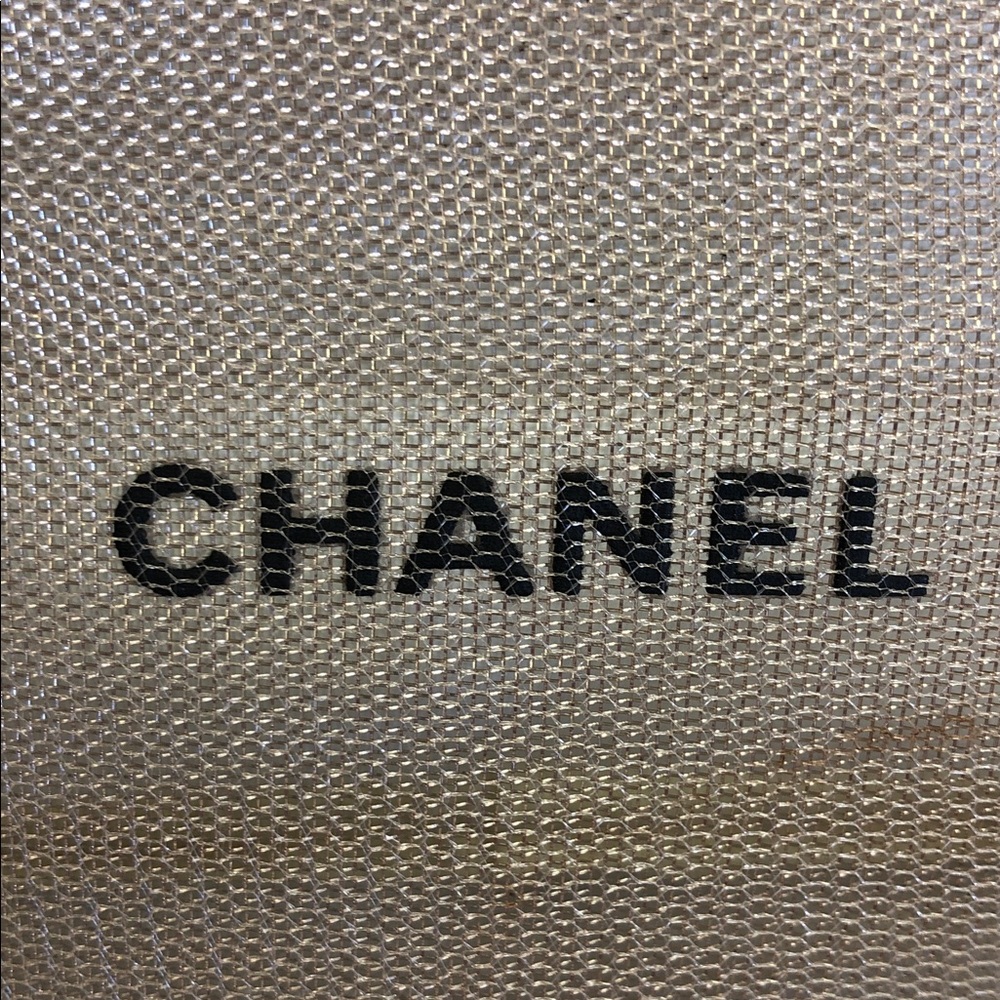 CHANEL GOLD MESH COSMETIC BAG •
BLACK SNOWFLAKE CC LOGO ZIPPER PULL - Picture 2 of 7